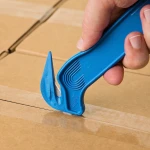 PHC-C11006-4_Cutter detectabil de unica folosinta, pentru taierea ambalajelor DFC364MD, lama din inox, incorporata, in maner, ergonomic, rezistent, industria alimentara, pharma_a4